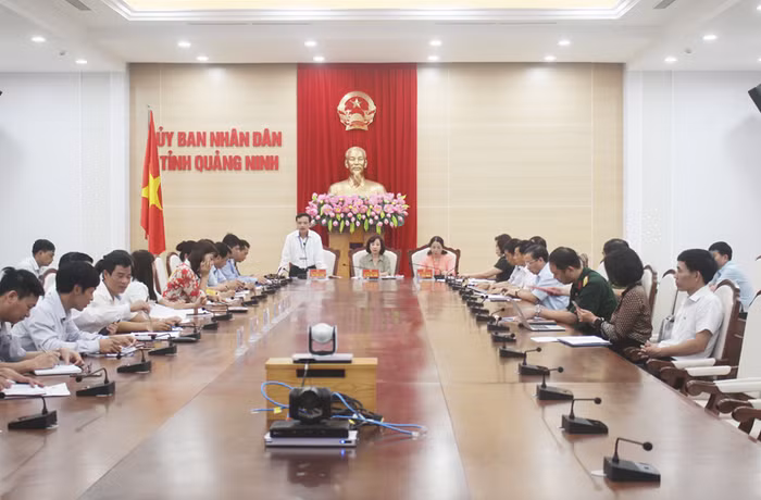 Cục Trưởng Cục quản lý chất lượng - Bộ Giáo dục Đào tạo kiểm tra công tác chuẩn bị cho Kỳ thi Trung học phổ thông Quốc gia năm 2018 tại Quảng Ninh.