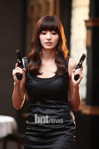 Han Chae-young hai tay hai súng trong phim “Haru”.