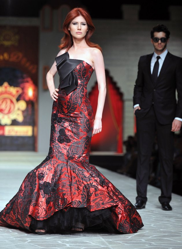 Anna Chapman kiêu sa trên sàn catwalk Thổ Nhĩ Kỳ. Xem thêm: Sao "đỏm dáng" với thời trang "phi giới tính" Anna Chapman kiêu sa trên sàn catwalk Thổ Nhĩ Kỳ. Xem thêm: Sao "đỏm dáng" với thời trang "phi giới tính"