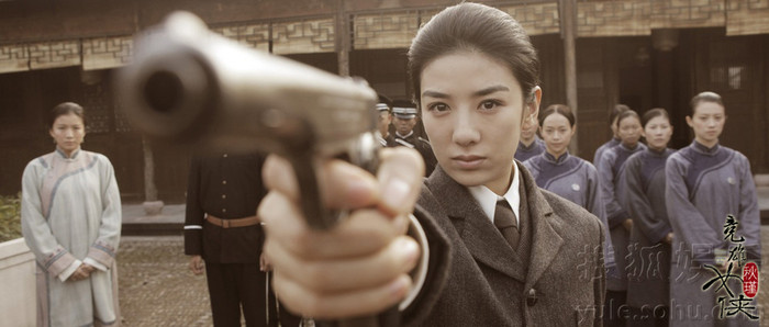 Huỳnh Dịch trong phim "Cánh nữ anh hùng".