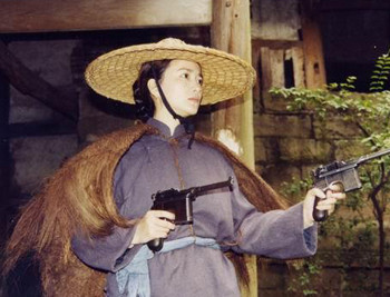 Bạch Khôn Khiết trong phim “Bà xã hai tay hai súng”,