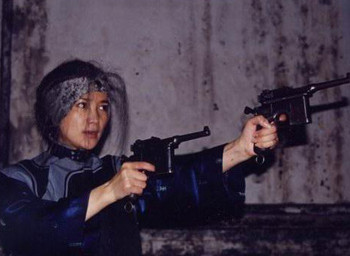 Bạch Khôn Khiết hai tay hai súng trong phim “Bà xã hai tay hai súng”,