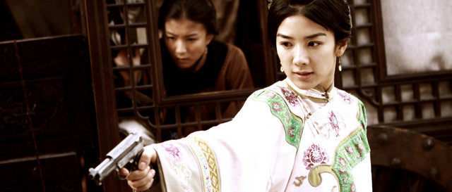 Huỳnh Dịch trong phim "Cánh nữ anh hùng".