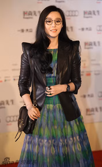 Phạm Băng Băng xuất hiện trong trang phục vest kết hợp với váy có họa tiết giống như trên đuôi của loài chim công.