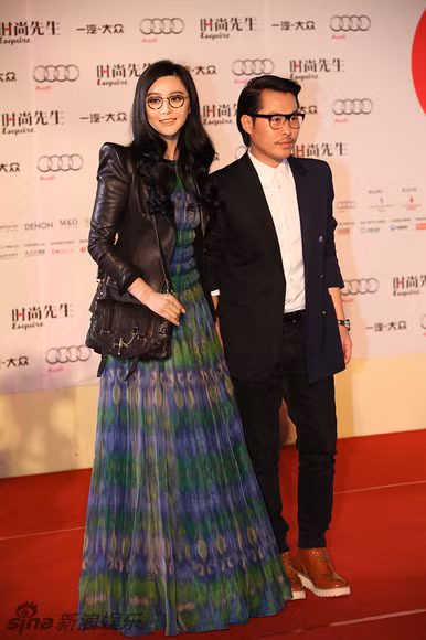 Vai mang túi xách và đeo kính theo phong cách "cô gái xấu xí".