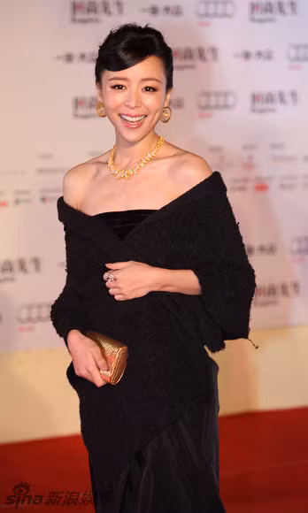 Trương Tịnh Sơ quý phái với trang phục đen ấm ấp nhưng không hề kém phần gợi cảm.