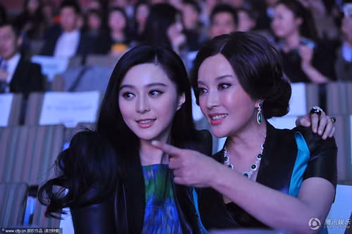 Hai người đẹp hai thế hệ cùng ngồi chung và chuyện trò thân mật khiến các phó nháy đều không thể bỏ qua.