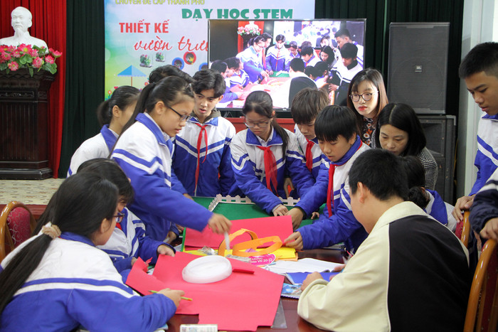 Các em học sinh Trường Trung học cơ sở Anh Dũng tự tay thiết kế mô hình vườn trường mơ ước (Ảnh: Lã Tiến) Các em học sinh Trường Trung học cơ sở Anh Dũng tự tay thiết kế mô hình vườn trường mơ ước (Ảnh: Lã Tiến)