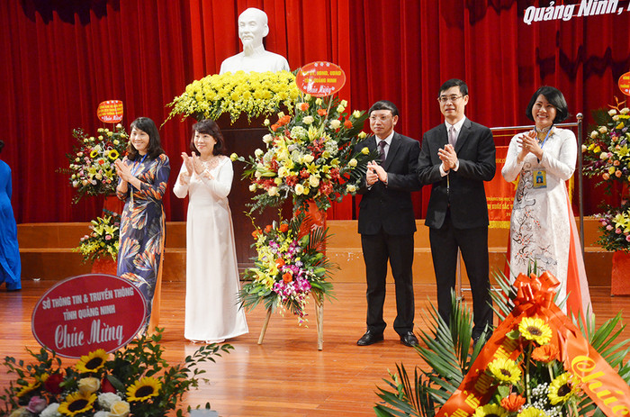 Ông Nguyễn Xuân Ký, Bí thư Tỉnh ủy Quảng Ninh (thứ 3 từ phải sang) chúc mừng Trường Đại học Hạ Long. (Ảnh: CTV)