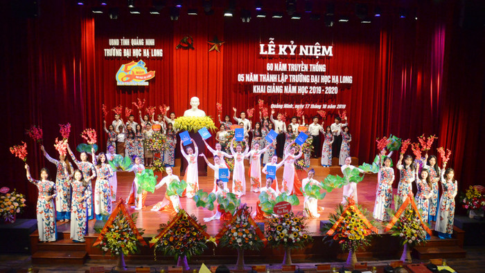 Tiết mục văn nghệ chào mừng kỷ niệm 5 năm thành lập trường của giảng viên, sinh viên Đại học Hạ Long. (Ảnh: CTV)