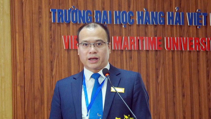 Phó giáo sư, Tiến sĩ Nguyễn Minh Đức - Phó Hiệu trưởng Trường Đại học Hàng hải Việt Nam phát biểu chào mừng hội thảo (Ảnh: NH) hoi-thao-5.jpg