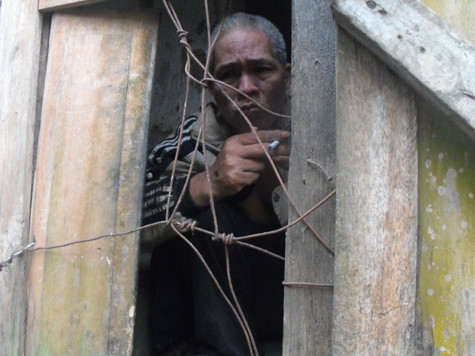 Người phụ nữ như chị Linh chỉ còn biết buộc tạm dây để cho ông Thịnh không ra ngoài Người phụ nữ như chị Linh chỉ còn biết buộc tạm dây để cho ông Thịnh không ra ngoài