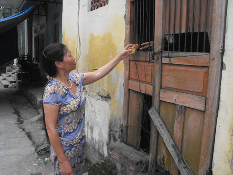 Chị Linh vẫn ngày ngày đưa thức ăn qua song sắt Chị Linh vẫn ngày ngày đưa thức ăn qua song sắt