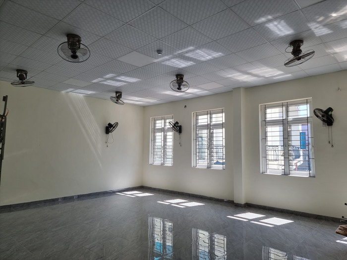 Các phòng học đang được trang bị cơ sở vật chất, đáp ứng nhu cầu dạy và học của giáo viên, học sinh (Ảnh: LT)