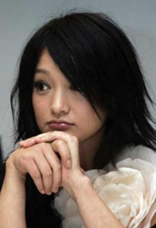 Châu Tấn không khác một cô học trò cấp 3. Châu Tấn không khác một cô học trò cấp 3.