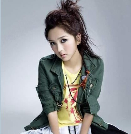 Nữ ca sĩ, diễn viên truyền hình Hà Cát là tộc người Di, tỉnh Qúy Châu. Nữ ca sĩ, diễn viên truyền hình Hà Cát là tộc người Di, tỉnh Qúy Châu.