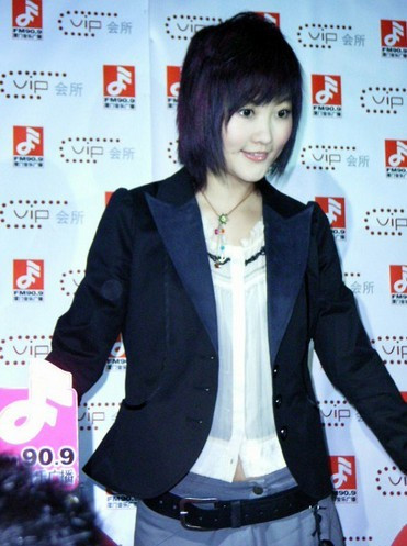 Nữ ca sĩ Kim Hải Tâm là tộc người Triều Tiên ở Trung Quốc, cô còn có tên Triều Tiên là Hannah Kim. Nữ ca sĩ Kim Hải Tâm là tộc người Triều Tiên ở Trung Quốc, cô còn có tên Triều Tiên là Hannah Kim.