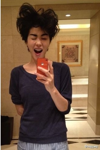 Mặc dù đã vào độ tuổi 40 nhưng nữ diễn viên Vương Phi không khác một cô học trò nghịch ngợm cấp 2. Mặc dù đã vào độ tuổi 40 nhưng nữ diễn viên Vương Phi không khác một cô học trò nghịch ngợm cấp 2.