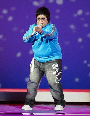 Ca sĩ Hàn Hồng nổi tiếng với ca khúc trong bộ phim "Thần thoại" hay "Tuổi trẻ của Bao Thanh Thiên" đến từ tộc người Tạng. Ca sĩ Hàn Hồng nổi tiếng với ca khúc trong bộ phim "Thần thoại" hay "Tuổi trẻ của Bao Thanh Thiên" đến từ tộc người Tạng.