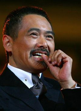 Châu Nhuận Phát cắn móng tay. Châu Nhuận Phát cắn móng tay.