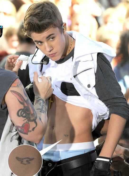 Justine Bieber và hình săm được cho là giống với bức hình khỏa thân bị tung lên mạng sau khi laptop và máy quay bị đánh cắp. Ảnh. The Sun. Justine Bieber và hình săm được cho là giống với bức hình khỏa thân bị tung lên mạng sau khi laptop và máy quay bị đánh cắp. Ảnh. The Sun.