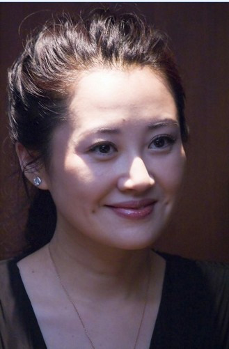 Nữ diễn viên Hứa Tình thuộc tộc người thiểu số Thổ ở vùng Hồ Nam, Hồ Bắc và Tứ Xuyên, Trung Quốc. Nữ diễn viên Hứa Tình thuộc tộc người thiểu số Thổ ở vùng Hồ Nam, Hồ Bắc và Tứ Xuyên, Trung Quốc.