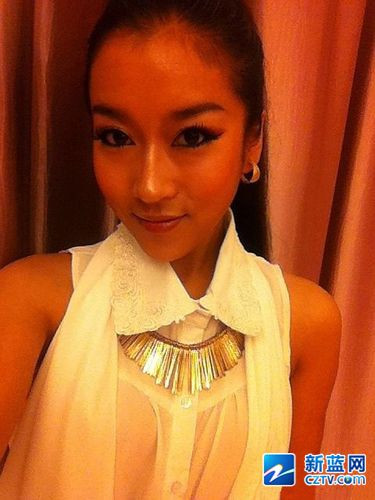 Nữ thí sinh xuất sắc Cát Khắc Tuyền Dật tại The Voice Trung Quốc 2012, đồng thời là á quân của cuộc thi âm nhạc đình đám sau chàng sinh viên 21 tuổi Lương Bác. Cô gái sinh năm 1988 là người tộc Di, đến từ huyện Cam Lạc, châu Lương Sơn của tỉnh Tứ Xuyên. Nữ thí sinh xuất sắc Cát Khắc Tuyền Dật tại The Voice Trung Quốc 2012, đồng thời là á quân của cuộc thi âm nhạc đình đám sau chàng sinh viên 21 tuổi Lương Bác. Cô gái sinh năm 1988 là người tộc Di, đến từ huyện Cam Lạc, châu Lương Sơn của tỉnh Tứ Xuyên.