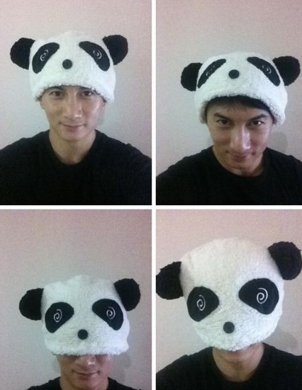 Ngô Kỳ Long nhí nhảnh với chiếc mũ hình gấu trúc. Ngô Kỳ Long nhí nhảnh với chiếc mũ hình gấu trúc.