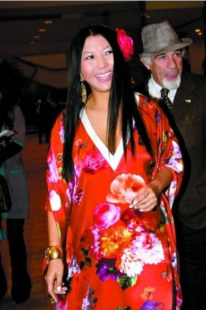 Nữ ca sĩ Dương Nhị Xa Na Mẫu là người tộc Moso (Ma Thoa) tỉnh Tứ Xuyên. Nữ ca sĩ Dương Nhị Xa Na Mẫu là người tộc Moso (Ma Thoa) tỉnh Tứ Xuyên.