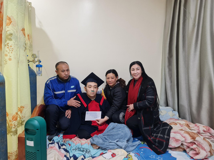 Cô giáo Nguyễn Thị Lệ - Hiệu trưởng Trường Trung học phổ thông Kiến An tới thăm và động viên Nguyễn Tiến Anh (Ảnh: Lã Tiến)