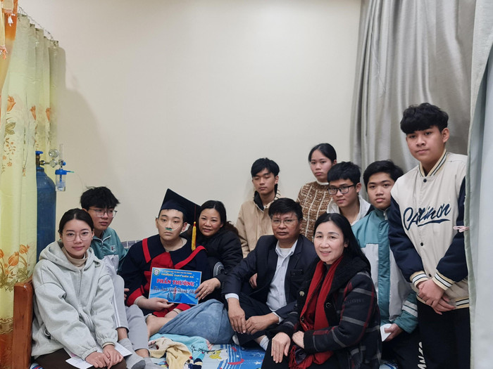 Thầy chủ nhiệm và bạn học cùng lớp tới động viên Nguyễn Tiến Anh (Ảnh: Lã Tiến)