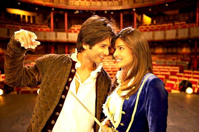 Cặp đôi nam diễn viên Shahid Kapoor và nữ diễn viên Priyanka Chopra trong phim "Teri Meri Kahaani" của đạo diễn Kunal Kohli.