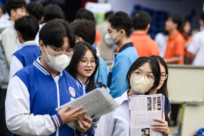 Học sinh được tư vấn về nhiều ngành nghề và cơ hội việc làm khi ra trường (Ảnh: LT) Học sinh được tư vấn về nhiều ngành nghề và cơ hội việc làm khi ra trường (Ảnh: LT)