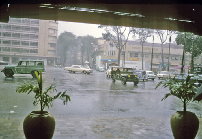 Mưa Sài Gòn - Đường Tự Do. Ảnh - Darryl Henley. Mưa Sài Gòn - Đường Tự Do. Ảnh - Darryl Henley.