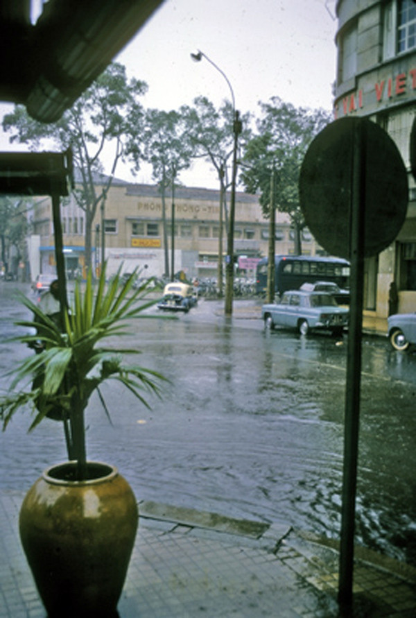 Mưa Sài Gòn ...phố bỗng thành sông. Ảnh - Darryl Henley. Mưa Sài Gòn ...phố bỗng thành sông. Ảnh - Darryl Henley.