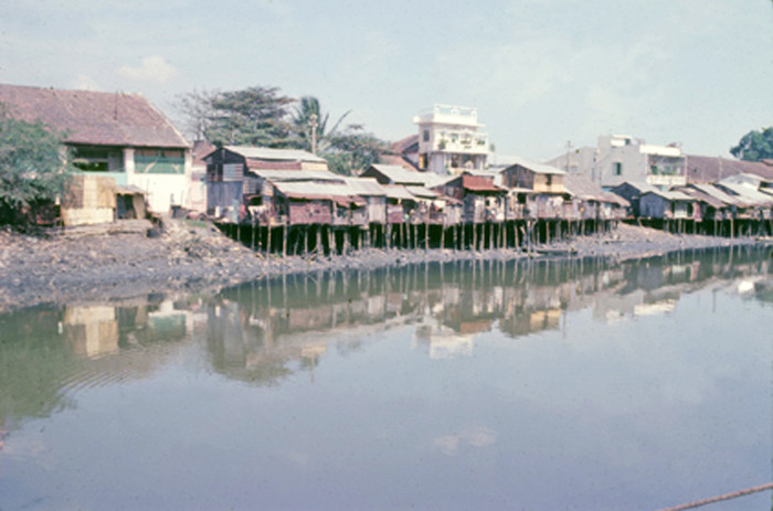 Kênh Tàu Hủ, Sài Gòn 1966. Ảnh - Darryl Henley. Kênh Tàu Hủ, Sài Gòn 1966. Ảnh - Darryl Henley.