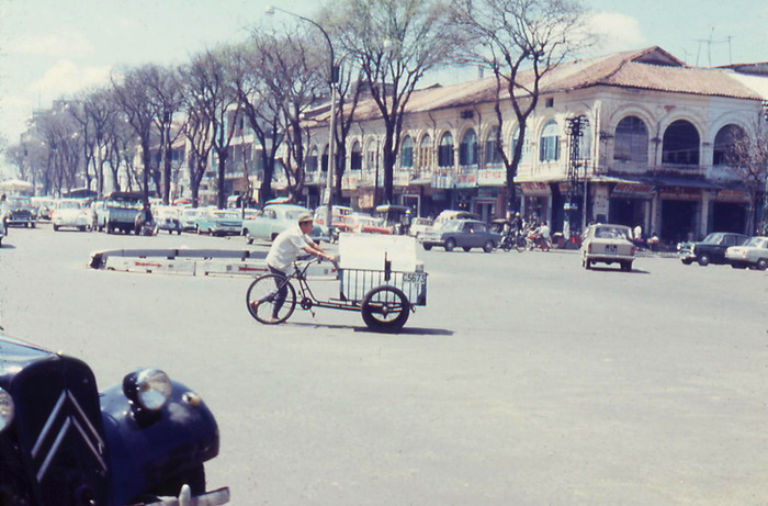 Sài Gòn 67-68. Xe ba gác này đẩy nước đá từ hãng nước đá ở cuối đường Nguyễn Văn Thinh giáp Hai Bà Trưng. Hồi đó quen miệng gọi là nước đá BGI, nước đá ở đây sản xuất tương đối sạch sẽ. Ảnh. Dave DeMIlner. Sài Gòn 67-68. Xe ba gác này đẩy nước đá từ hãng nước đá ở cuối đường Nguyễn Văn Thinh giáp Hai Bà Trưng. Hồi đó quen miệng gọi là nước đá BGI, nước đá ở đây sản xuất tương đối sạch sẽ. Ảnh. Dave DeMIlner.