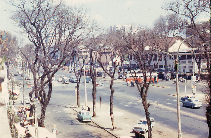 Sài Gòn 1967-1968 - Lê Lợi. Tòa nhà bên kia đường bây giờ là Saigon Center, trước đây là Bưu điện Q1, số 57 Pasteur, nằm ngay góc Lê Lợi- Pasteur. Ảnh. Dave DeMIlner. Sài Gòn 1967-1968 - Lê Lợi. Tòa nhà bên kia đường bây giờ là Saigon Center, trước đây là Bưu điện Q1, số 57 Pasteur, nằm ngay góc Lê Lợi- Pasteur. Ảnh. Dave DeMIlner.