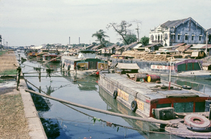 Kênh Tàu Hủ Chợ Lớn, 1966 - Ảnh - Darryl Henley Kênh Tàu Hủ Chợ Lớn, 1966 - Ảnh - Darryl Henley