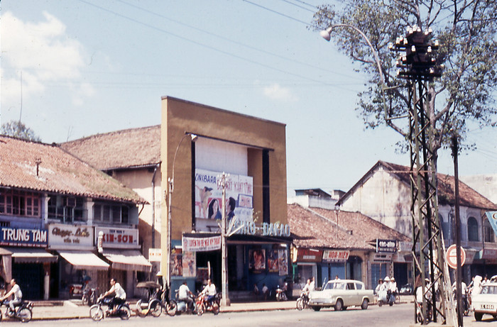 Đường phố Sài Gòn 1967 -1968 – Đường Đinh Tiên Hoàng - Rạp Casino DAKAO. Ảnh. Dave DeMIlner. Đường phố Sài Gòn 1967 -1968 – Đường Đinh Tiên Hoàng - Rạp Casino DAKAO. Ảnh. Dave DeMIlner.