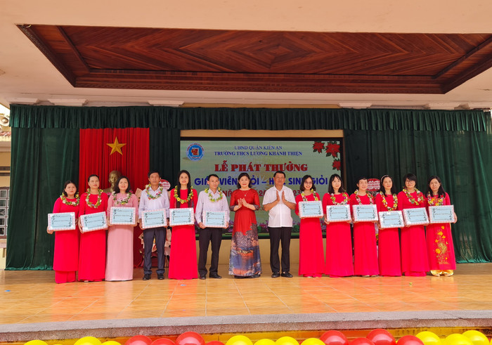 Lãnh đạo quận Kiến An, lãnh đạo nhà trường trao thưởng các giáo viên giỏi (Ảnh: Lã Tiến)