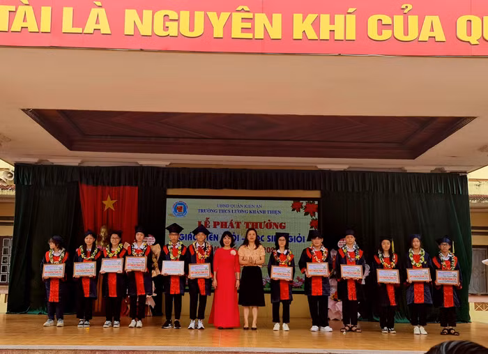 Lãnh đạo quận Kiến An, lãnh đạo nhà trường trao thưởng các giáo viên giỏi (Ảnh: Lã Tiến)