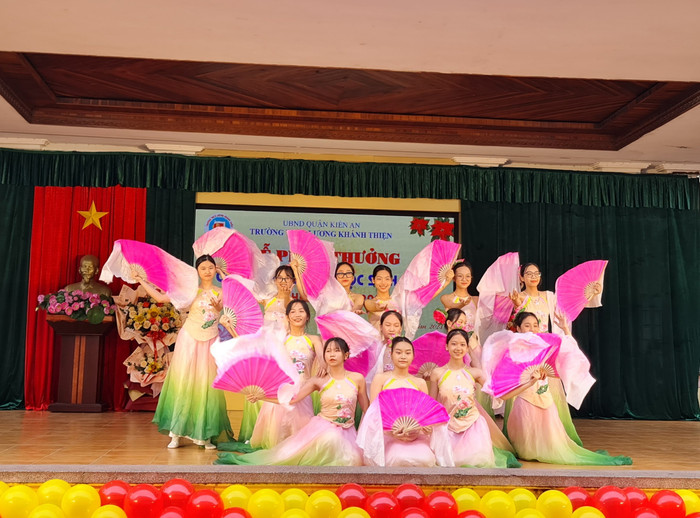 Học sinh nhà trường biểu diễn các tiết mục văn nghệ đặc sắc (Ảnh: Lã Tiến) Học sinh nhà trường biểu diễn các tiết mục văn nghệ đặc sắc (Ảnh: Lã Tiến)