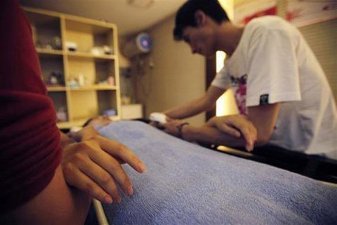 Hầu hết những người trẻ có ý định làm việc trong nhà tang lễ đều vấp phải sự phản đối kịch liệt từ gia đình. Tuy vậy, Zheng Liangliang - một tân cử nhân vẫn kiên quyết chọn công việc này. Anh hi vọng một ngày nào đó những thành kiến đã tồn tại từ nhiều thế kỉ sẽ không còn nữa và nghề nghiệp của anh sẽ được xã hội chấp nhận. Ảnh một sinh viên đóng giả người chết Hầu hết những người trẻ có ý định làm việc trong nhà tang lễ đều vấp phải sự phản đối kịch liệt từ gia đình. Tuy vậy, Zheng Liangliang - một tân cử nhân vẫn kiên quyết chọn công việc này. Anh hi vọng một ngày nào đó những thành kiến đã tồn tại từ nhiều thế kỉ sẽ không còn nữa và nghề nghiệp của anh sẽ được xã hội chấp nhận. Ảnh một sinh viên đóng giả người chết