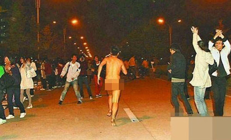 Kiểu ăn mừng khá kỳ quặc của nam sinh Trung Quốc