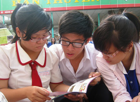Sĩ tử cần có sức khỏe đảm bảo, tinh thần thoải mái trước kỳ thi. Trong ảnh: HS trường THPT Hàn Thuyên, TPHCM tìm hiểu về tuyển sinh ĐH - CĐ 2012. Sĩ tử cần có sức khỏe đảm bảo, tinh thần thoải mái trước kỳ thi. Trong ảnh: HS trường THPT Hàn Thuyên, TPHCM tìm hiểu về tuyển sinh ĐH - CĐ 2012.