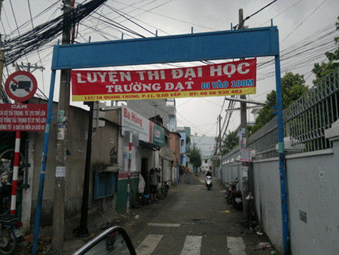 Băng rôn quảng cáo luyện thi ở quận Gò Vấp.