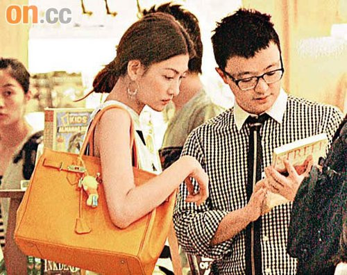 Tuy mẹ của Lý Thể Hoa khăng khăng phủ nhận những cáo buộc của Triệu Tuyết Anh, nhưng Lý Thể Hoa thì không nhận cũng không phủ định khiến truyền thông càng thêm nghi ngờ chuyện “giao dịch” giữa cô và Lâm Tiểu Minh là có thật. Tuy mẹ của Lý Thể Hoa khăng khăng phủ nhận những cáo buộc của Triệu Tuyết Anh, nhưng Lý Thể Hoa thì không nhận cũng không phủ định khiến truyền thông càng thêm nghi ngờ chuyện “giao dịch” giữa cô và Lâm Tiểu Minh là có thật.