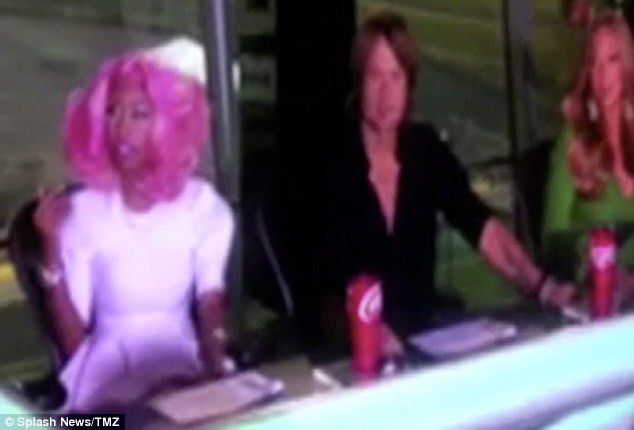 Nicki trong đoạn clip với những lời chửi bới và quát tháo qua lại bên bàn giám khảo American Idol. Mariah Carey trong hình mặc áo xanh ngồi ngoài cùng bên trái. Đoạn clip này hiện đang trong tay của trang TMZ.