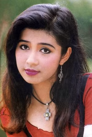 Cùng thời với Diễm Hương và không kém phần nổi tiếng là Việt Trinh. Nếu Diễm Hương đẹp diễm lệ, nền nã thì Việt Trinh mang vẻ đẹp u buồn, lai căng rất độc đáo. Với kiểu tóc không để mái, Việt Trinh khéo léo khoe vầng trán thông minh và đôi mắt tuyệt đẹp.